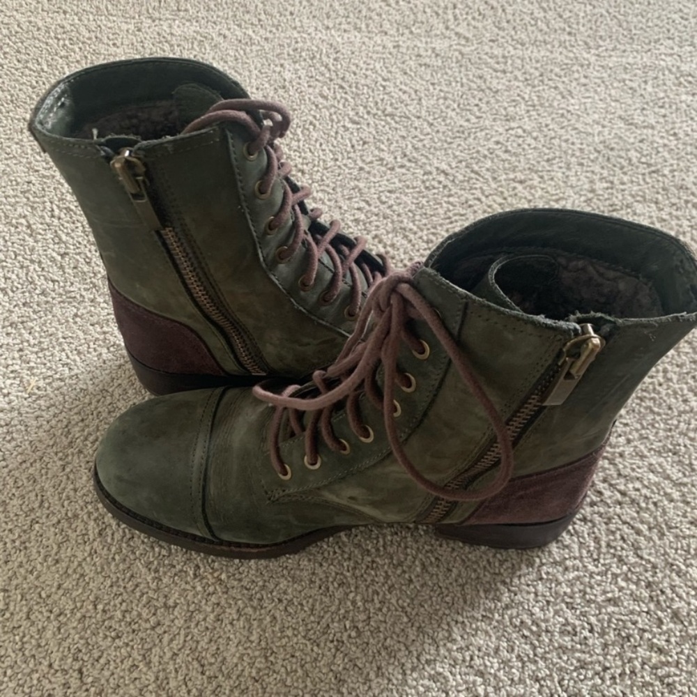 *MOVING! SEND OFFERS* Ugg Kilmer Boots